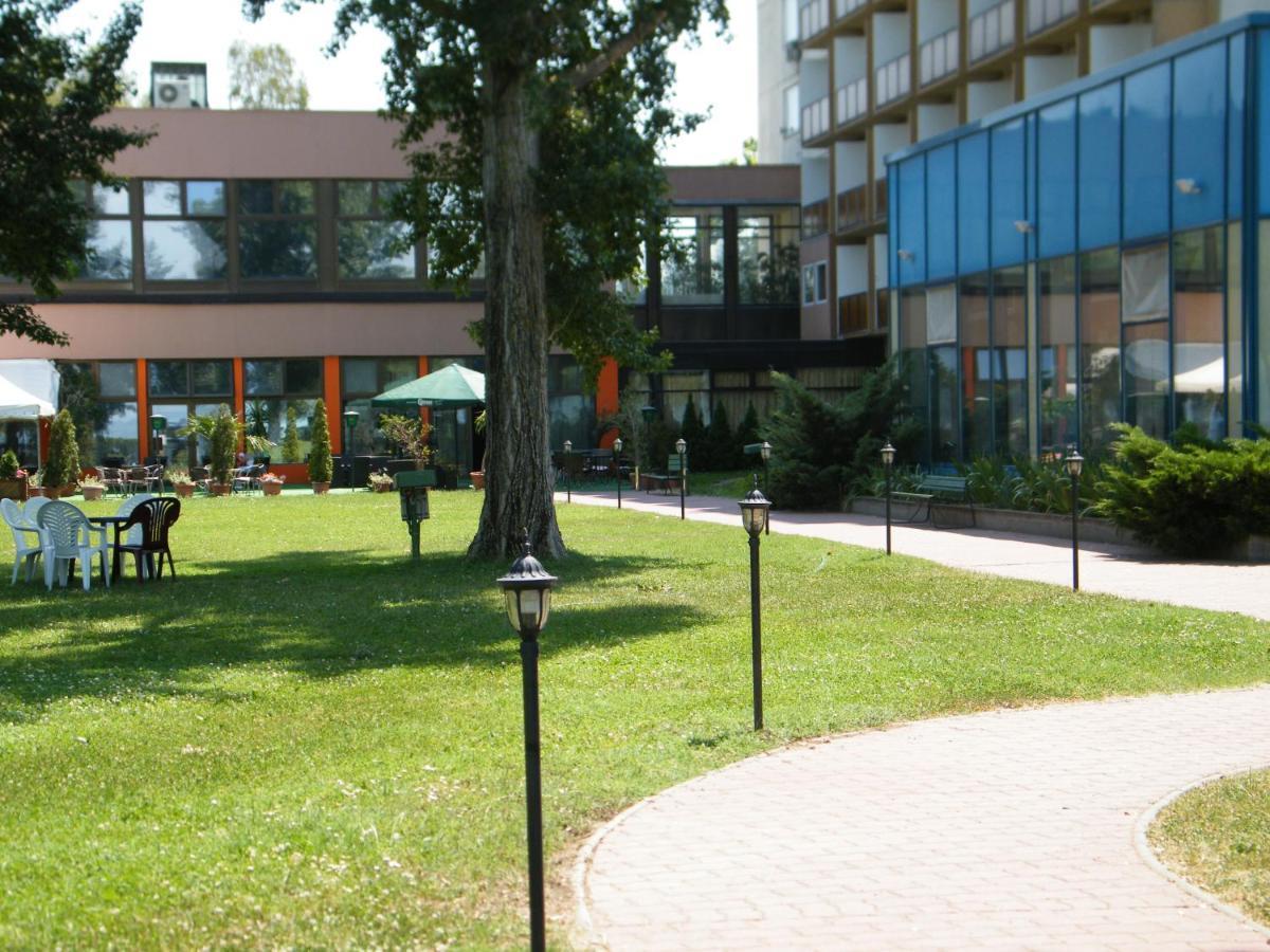 שיופוק Hotel Magistern Konferencia Es Wellnesshotel מראה חיצוני תמונה
