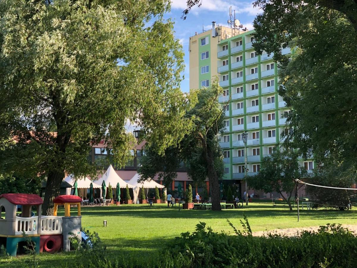 שיופוק Hotel Magistern Konferencia Es Wellnesshotel מראה חיצוני תמונה