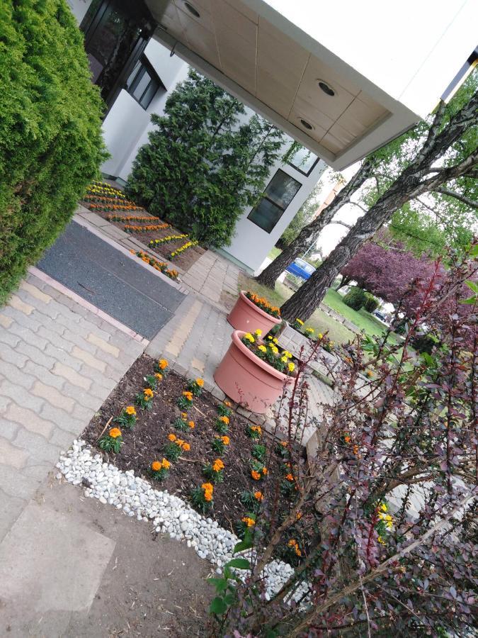 שיופוק Hotel Magistern Konferencia Es Wellnesshotel מראה חיצוני תמונה