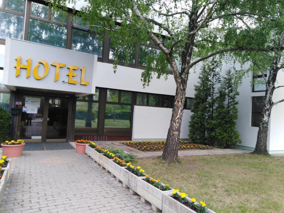 שיופוק Hotel Magistern Konferencia Es Wellnesshotel מראה חיצוני תמונה