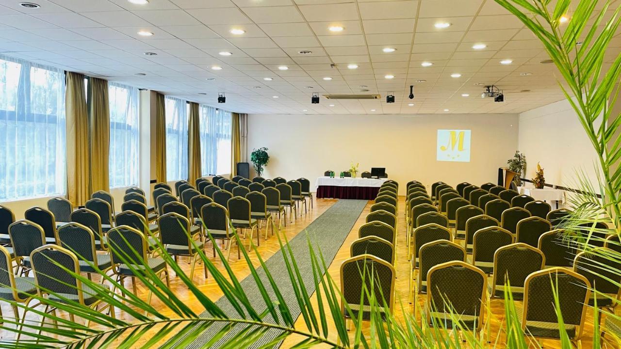 שיופוק Hotel Magistern Konferencia Es Wellnesshotel מראה חיצוני תמונה